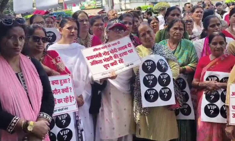अंकिता भंडारी को न्याय की मांग, गांधी पार्क से घंटाघर तक मानव श्रृंखला बनाकर दी श्रद्धांजलि