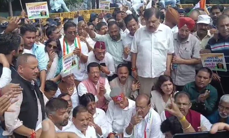 ज्ञानेश कुमार के इस्तीफे की मांग को लेकर कांग्रेस का सचिवालय कूच।