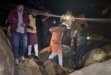 लिफ्ट लेकर और बोल्डर पार कर आपदा प्रभावित गांव पहुंचे धन सिंह रावत।