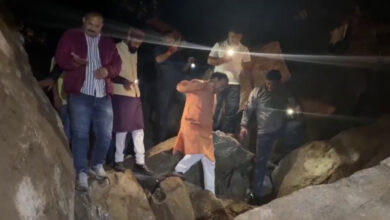 लिफ्ट लेकर और बोल्डर पार कर आपदा प्रभावित गांव पहुंचे धन सिंह रावत।
