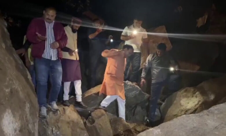 लिफ्ट लेकर और बोल्डर पार कर आपदा प्रभावित गांव पहुंचे धन सिंह रावत। लिफ्ट लेकर और बोल्डर पार कर आपदा प्रभावित गांव पहुंचे धन सिंह रावत।