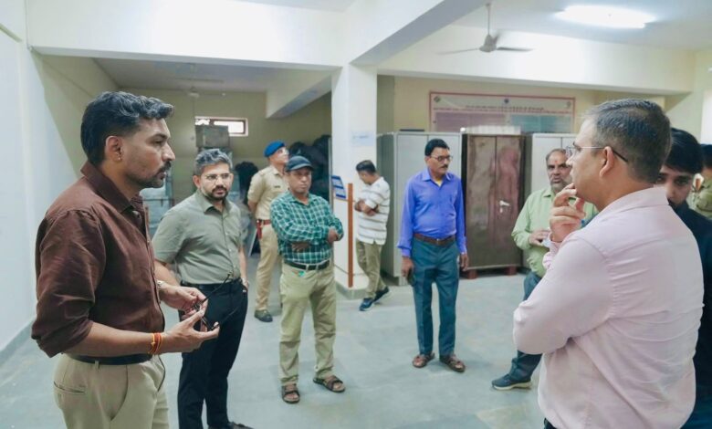 डीएम ने राजनीतिक दलों के प्रतिनिधियों के साथ ईवीएम वेयरहाउस का किया निरीक्षण