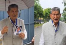 मां की तस्वीर गले में डालकर ईडी कार्यालय पहुंचे हरीश रावत, वीपीडीओ भर्ती मामले में पूछताछ