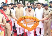 Uttarakhand News: शहीद स्मारक पहुंचकर CM धामी ने अमर शहीदों को दी श्रद्धांजलि, कहा- वीरों का बलिदान सदैव रहेगा स्मरणीय…..