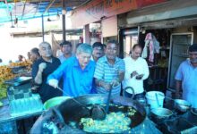 हरीश रावत का दिखा देसी अंदाज, रामू की दुकान पर खुद तलने लगे पकौड़े