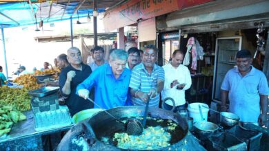 हरीश रावत का दिखा देसी अंदाज, रामू की दुकान पर खुद तलने लगे पकौड़े