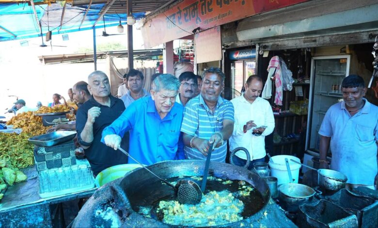 हरीश रावत का दिखा देसी अंदाज, रामू की दुकान पर खुद तलने लगे पकौड़े