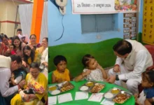 Uttarakhand News: बच्चों के बीच पहुंचे CM धामी, खुद परोसा खाना; गोदभराई से अन्नप्राशन तक निभाईं रस्में, आंगनबाड़ी कार्यकत्रियों और आशा कार्यकर्ताओं का किया सम्मान….. Uttarakhand News: बच्चों के बीच पहुंचे CM धामी, खुद परोसा खाना; गोदभराई से अन्नप्राशन तक निभाईं रस्में, आंगनबाड़ी कार्यकत्रियों और आशा कार्यकर्ताओं का किया सम्मान…..