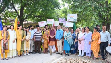 गणेश जोशी ने विद्यार्थियों संग की सफाई, बोले- स्वच्छता को जीवन का हिस्सा बनाएं