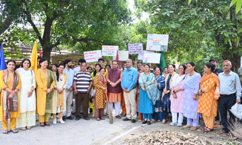 गणेश जोशी ने विद्यार्थियों संग की सफाई, बोले- स्वच्छता को जीवन का हिस्सा बनाएं