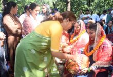 ओणी के स्मार्ट आंगनवाड़ी केंद्र पहुंचीं रेखा आर्या, बच्चों के साथ किया भोजन