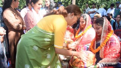 ओणी के स्मार्ट आंगनवाड़ी केंद्र पहुंचीं रेखा आर्या, बच्चों के साथ किया भोजन