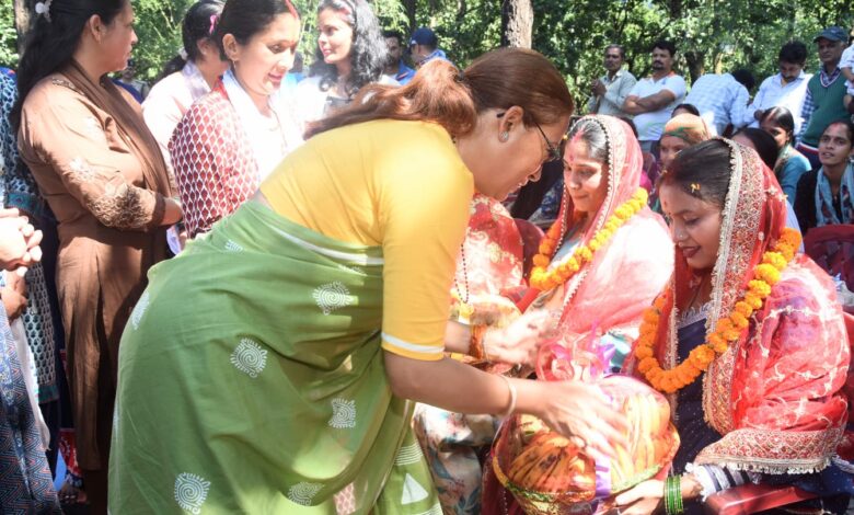 ओणी के स्मार्ट आंगनवाड़ी केंद्र पहुंचीं रेखा आर्या, बच्चों के साथ किया भोजन
