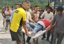सहस्त्रधारा में बड़ा हादसा: 50 मीटर गहरी खाई में गिरी कार, तीन घायल