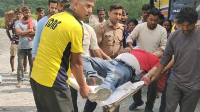 सहस्त्रधारा में बड़ा हादसा: 50 मीटर गहरी खाई में गिरी कार, तीन घायल सहस्त्रधारा में बड़ा हादसा: 50 मीटर गहरी खाई में गिरी कार, तीन घायल