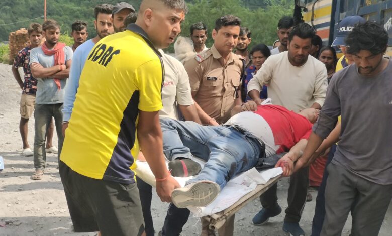 सहस्त्रधारा में बड़ा हादसा: 50 मीटर गहरी खाई में गिरी कार, तीन घायल