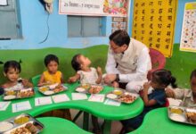 ‘आंगन का मिलन’ में पहुंचे सीएम धामी, नौ आंगनबाड़ी और दो आशा कार्यकर्ता सम्मानित ‘आंगन का मिलन’ में पहुंचे सीएम धामी, नौ आंगनबाड़ी और दो आशा कार्यकर्ता सम्मानित