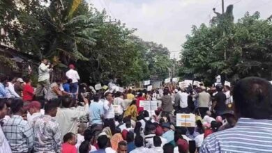 मानदेय और मनरेगा मजदूरी बढ़ाने की मांग, ग्राम प्रधानों ने तोड़ी बैरिकेडिंग