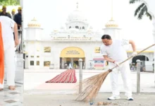 Uttarakhand News: गुरुद्वारा नानकमत्ता साहिब में CM धामी ने किया श्रमदान, स्वच्छता को जनभागीदारी से जोड़ने का दिया संदेश….. Uttarakhand News: गुरुद्वारा नानकमत्ता साहिब में CM धामी ने किया श्रमदान, स्वच्छता को जनभागीदारी से जोड़ने का दिया संदेश…..