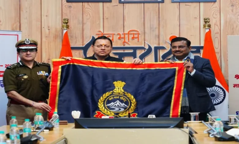 Uttarakhand News: उत्तराखंड पुलिस को मिली नई पहचान, सीएम धामी ने किया नए ध्वज और वर्दी का अनावरण, भ्रष्टाचार पर कार्रवाई और जवाबदेही का दिया संदेश…. Uttarakhand News: उत्तराखंड पुलिस को मिली नई पहचान, सीएम धामी ने किया नए ध्वज और वर्दी का अनावरण, भ्रष्टाचार पर कार्रवाई और जवाबदेही का दिया संदेश….