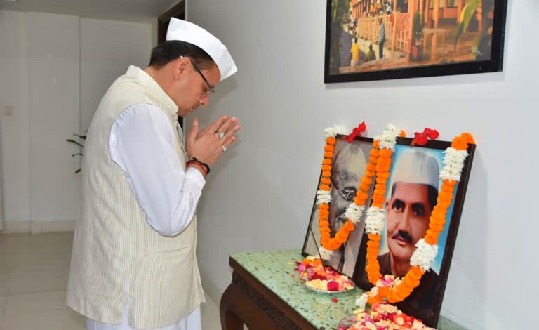 Uttarakhand News: CM धामी ने महात्मा गांधी और लाल बहादुर शास्त्री की जयंती पर दी श्रद्धांजलि, कहा- सत्य, अहिंसा और मानवता के मार्ग पर चलने की प्रेरणा देता है गांधी जी का जीवन…..